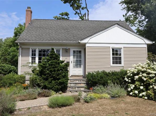 301 Foster Avenue, Sayville, NY 11782