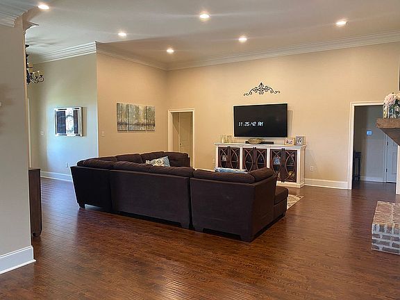4th image of 215 Longwood Dr