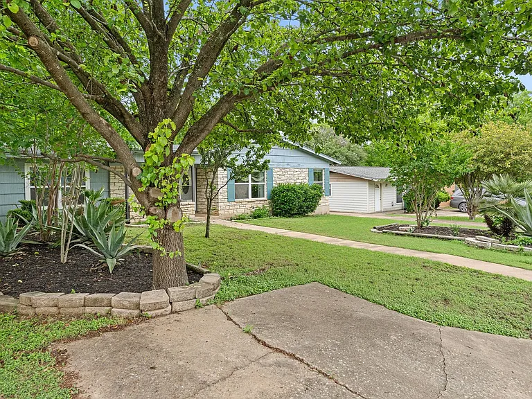 1422 Yorkshire Dr — Photo 2