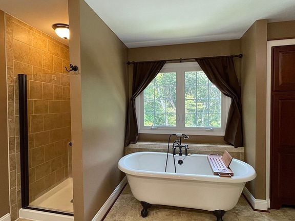 5th image of 31 Ballantrae Ct