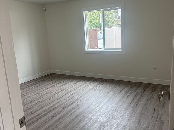 4th image of 2048 N Buena Vista St