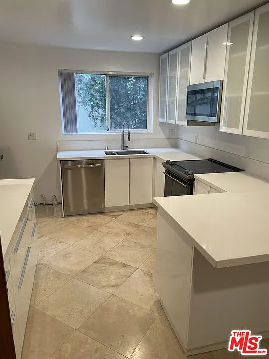 3 bed, 2.0 bath, 1750 sqft, $5,695 — Photo 2
