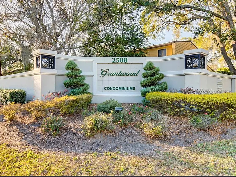 2508 SW 35th Pl — Photo 1