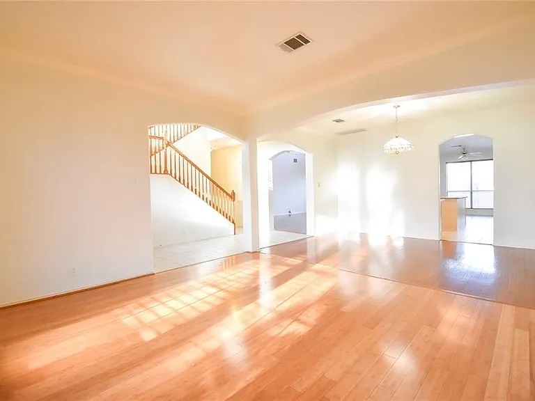 2101 Smoke Tree Trl — Photo 2