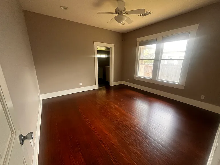 502 E Locust St — Photo 12