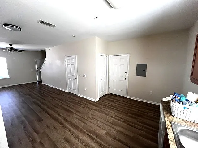 3 bed, 2.5 bath, 1606 sqft, $1,732 — Photo 4