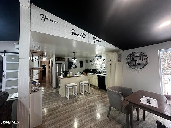 3rd image of 1073 Middleline