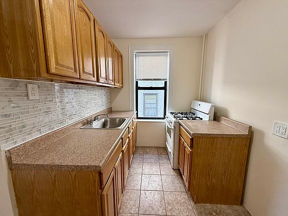 4th image of 2119 27th St #C2