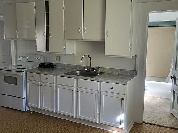 2nd image of 118 College Pl APT 1