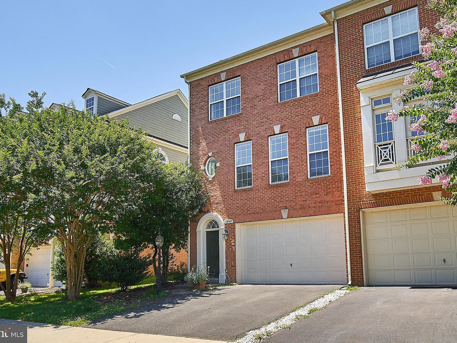 3 bed, 3.5 bath, 2884 sqft, $3,650 — Photo 2