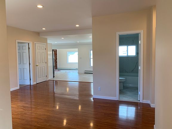 4th image of 621 Taylor Ave