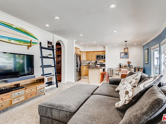 3rd image of 1020 Granville Ave APT 208