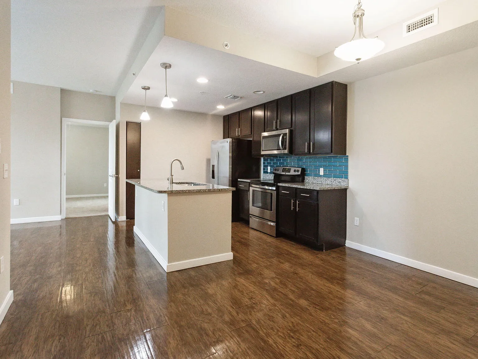 3 bed, 2.0 bath, 1219 sqft, $2,500 — Photo 2