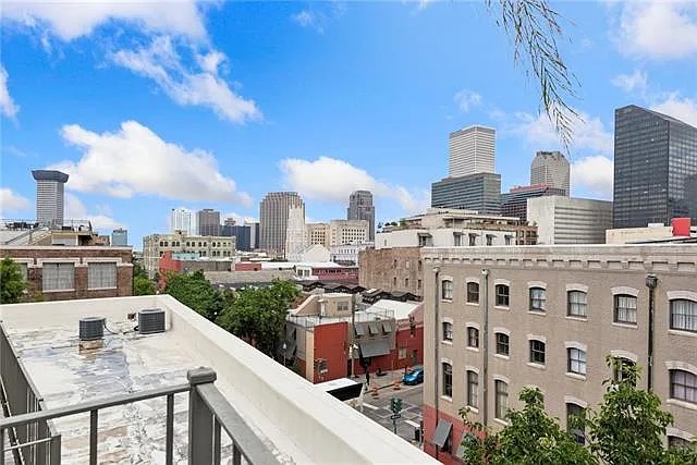 1 bed, 1.0 bath, 732 sqft, $1,550 — Photo 2