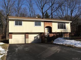 25 Carriage Hill Ln, Poughkeepsie, NY 12603