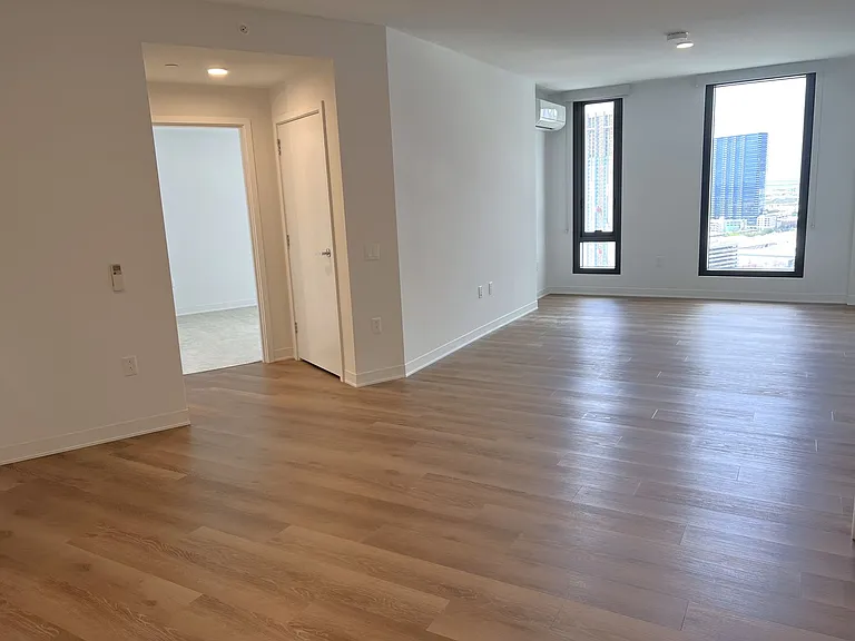 987 Queen St #2313 — Photo 4