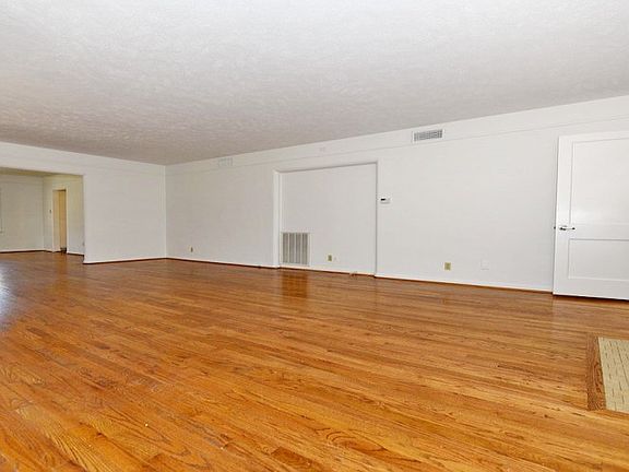 4th image of 4558 Roland Ave #D