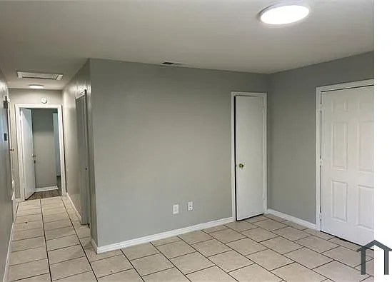3 bed, 1000 sqft, $1,200 — Photo 2