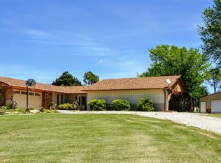 1423 Valley Rd, Lahoma, OK 73754