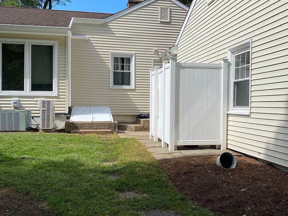 Side of house/back of garage
Outdoor shower