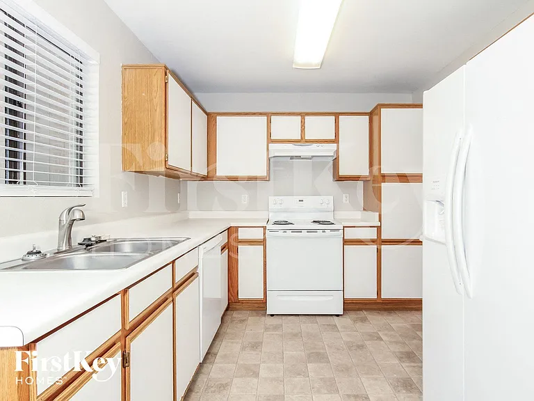 3132 W Robin Ln — Photo 6