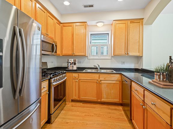 4th image of 1409 W Cuyler Ave APT 3W