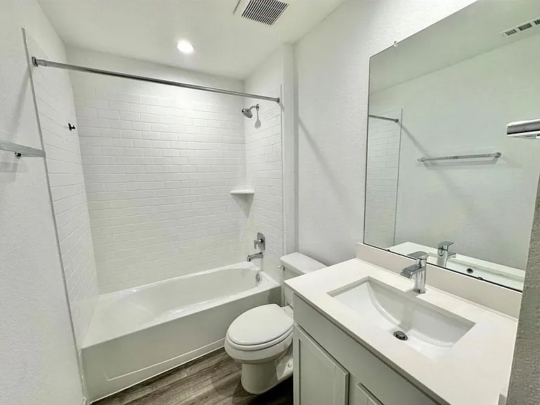 1210 Hughes Crossing Dr — Photo 16