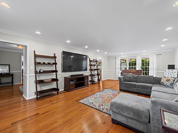 4th image of 530 Pinecroft Dr