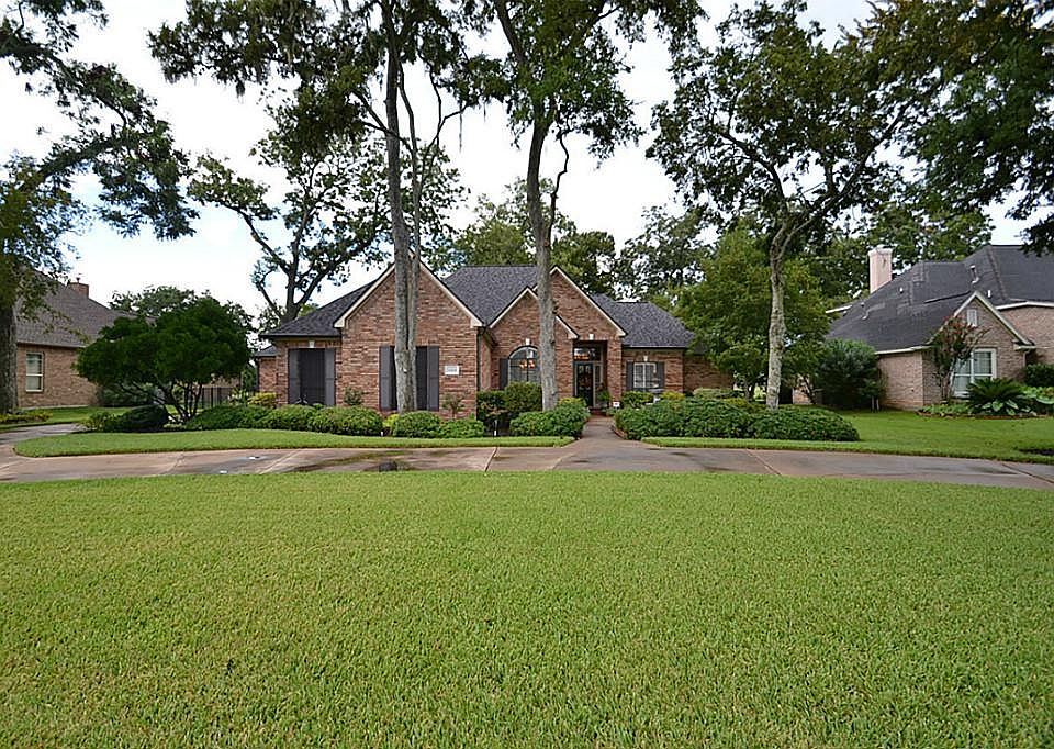 Street view of the front of this home offering a circular drive.