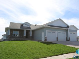 8225 E Lady Slipper Cir, Sioux Falls, SD 57110