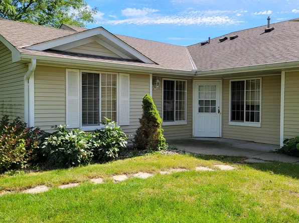 821 Greensview Ct NW, Hutchinson, MN 55350