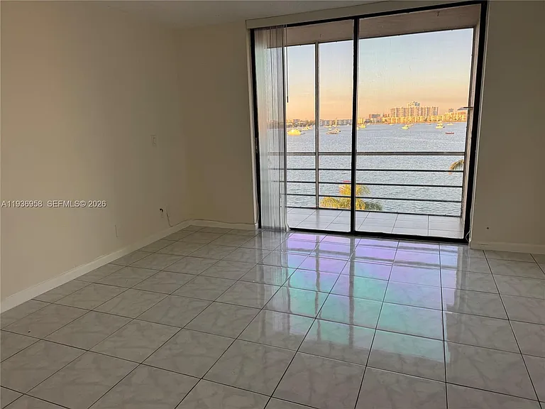 2821 N Miami Beach Blvd #5P — Photo 7