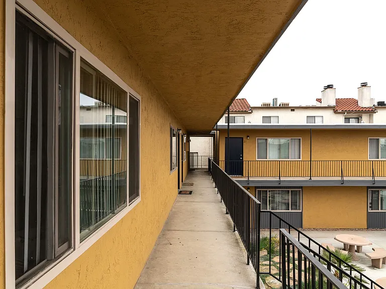 C St — Photo 7