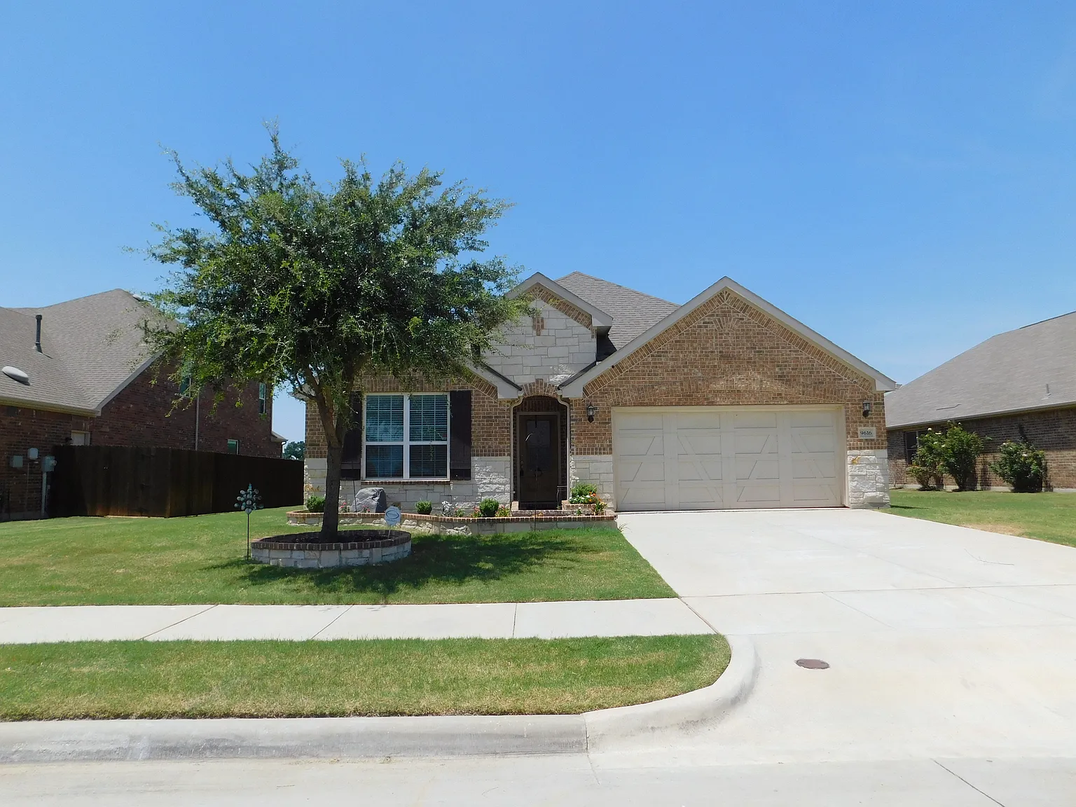3 bed, 2213 sqft, $2,395 — Photo 2