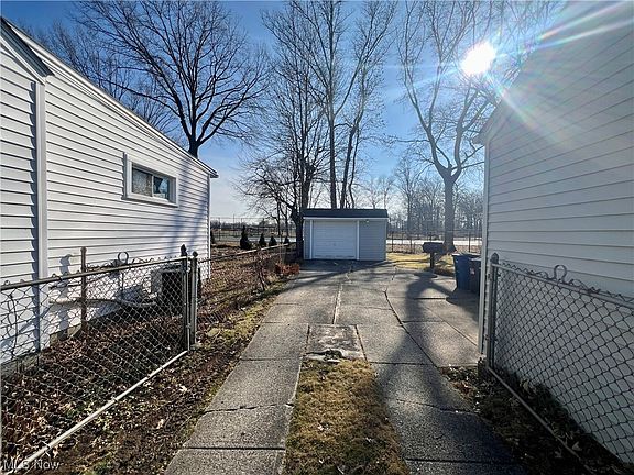 3rd image of 15513 Montrose Ave