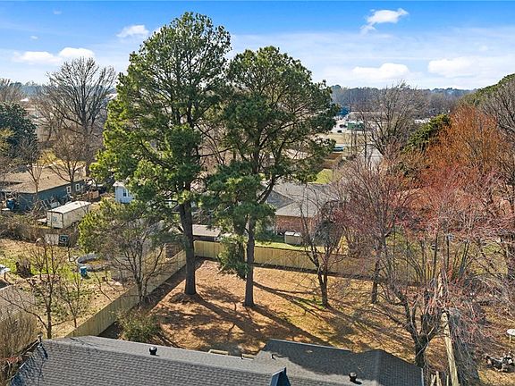 2nd image of 718 Maple Dr