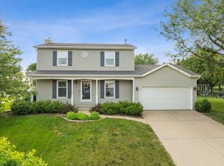 2 Navajo Ct, Bloomington, IL