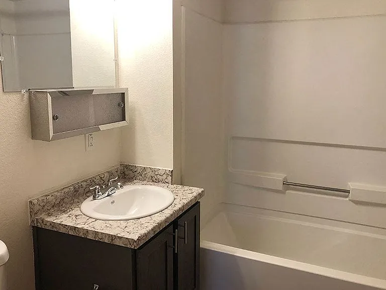 SUNDANCE NEWTON APARTMENTS — Photo 4