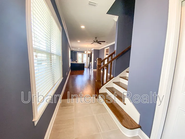 403 King St — Photo 2