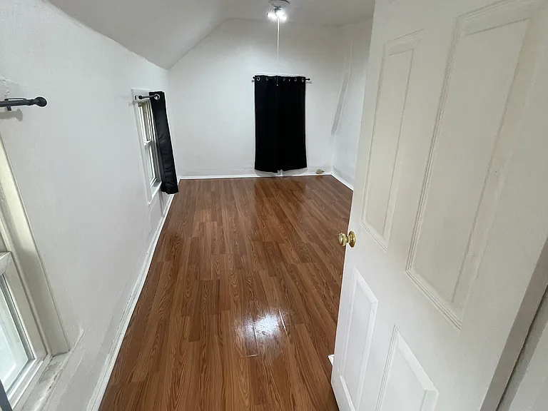 544 1/2 Lyell Ave — Photo 9