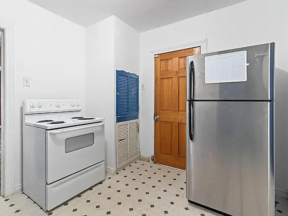 422 Royston Ave — Photo 7