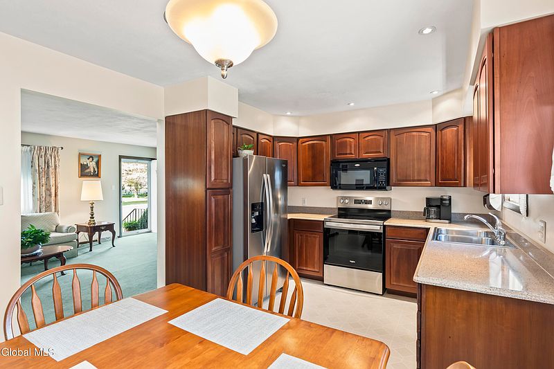 5th image of 1046 Gates Drive