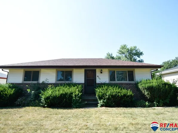 911 School House Ln, Lincoln, NE 68512