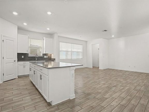 3rd image of 2999 Addison Blvd