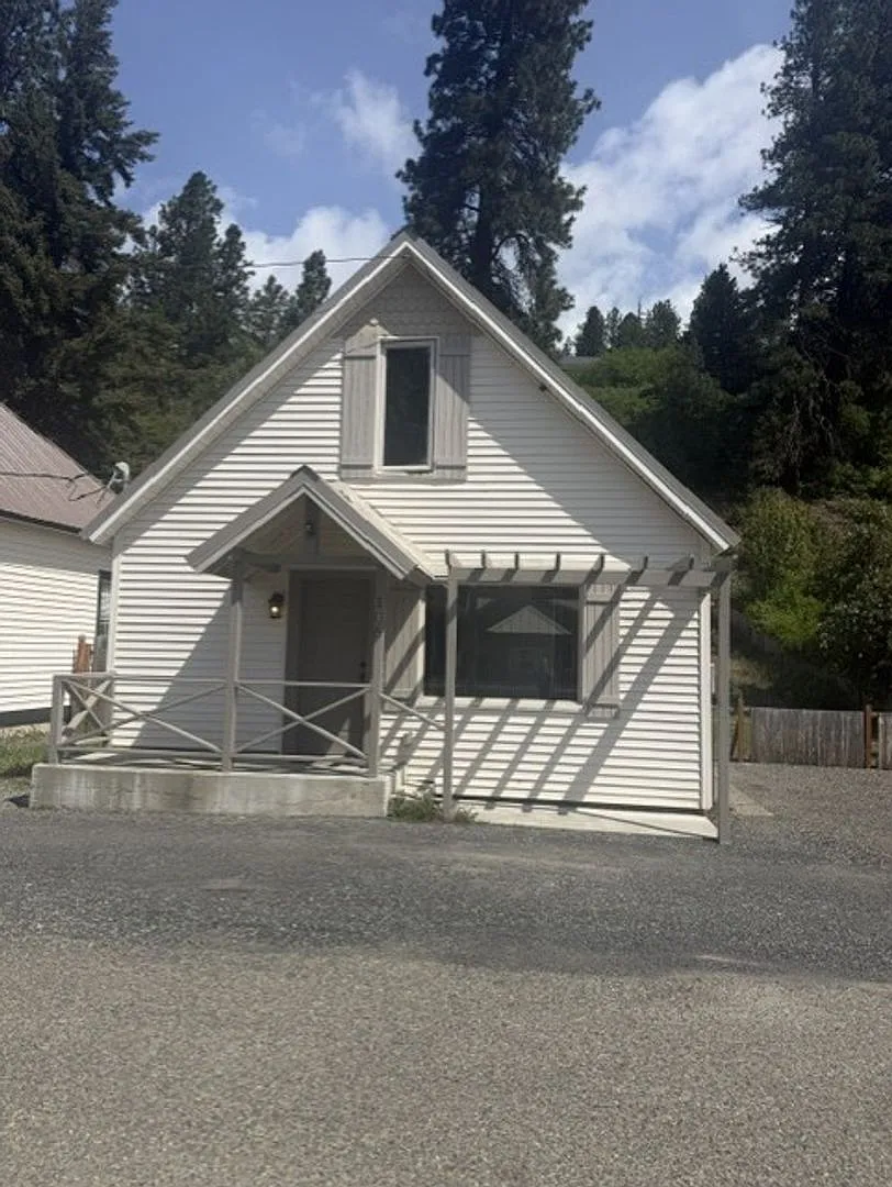 Great updated home on quiet downtown street, fenced yard. — Photo 2