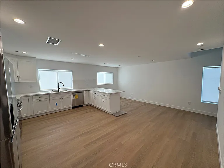 14165 Calvert St — Photo 2
