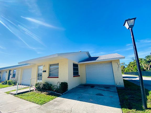 End unit with 1 car garage