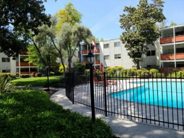 The Huntington Apartments — Photo 10