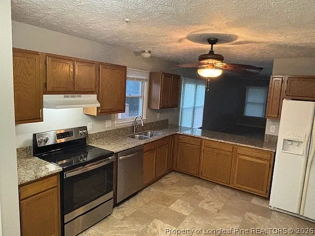 3 bed, 2.0 bath, 1404 sqft, $1,575 — Photo 3