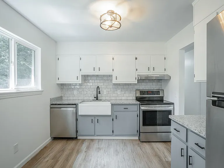 1364 Meadowood Dr — Photo 2